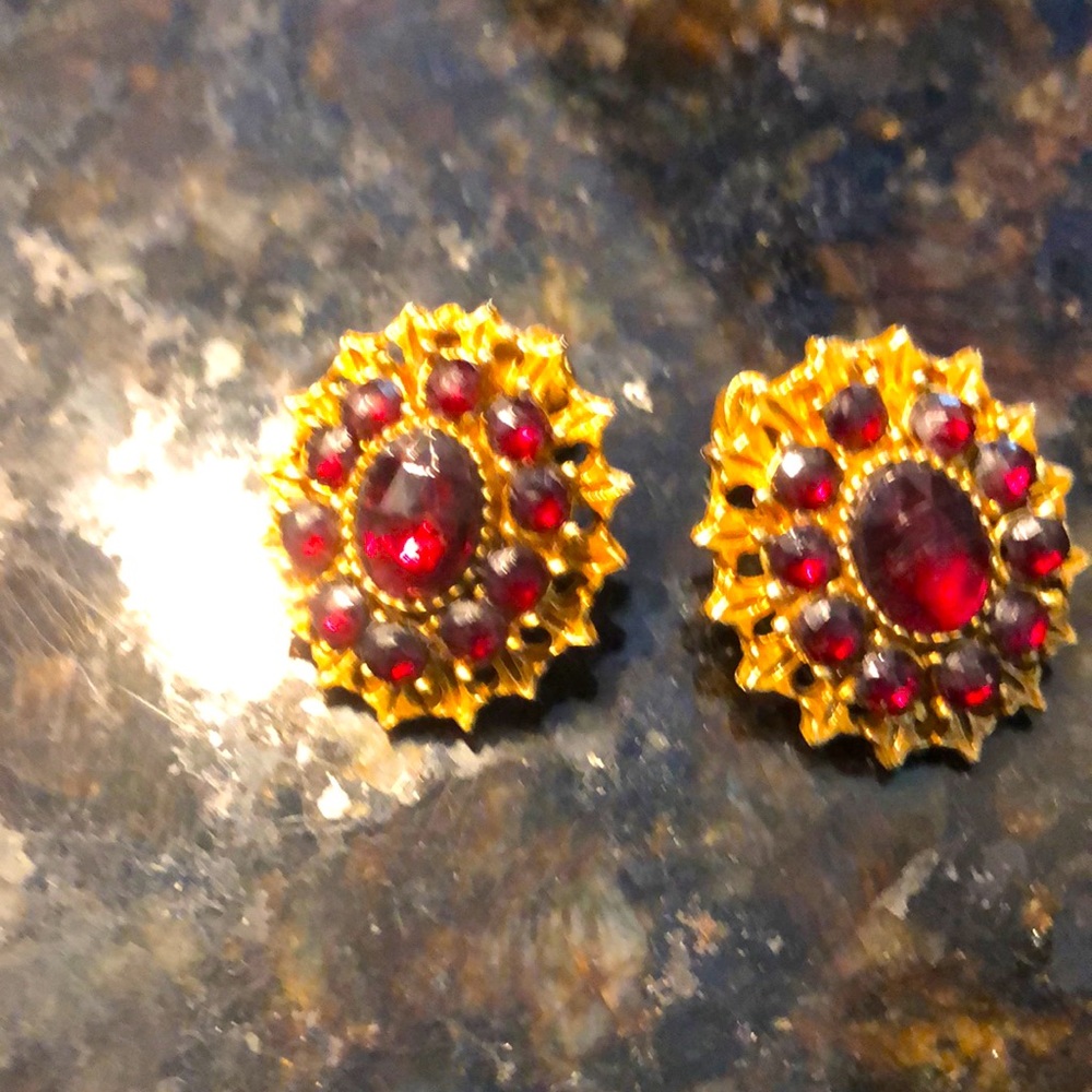 VINTAGE ORNATE red stunning detailed crystal clip earrings/like new. 2nd pr free